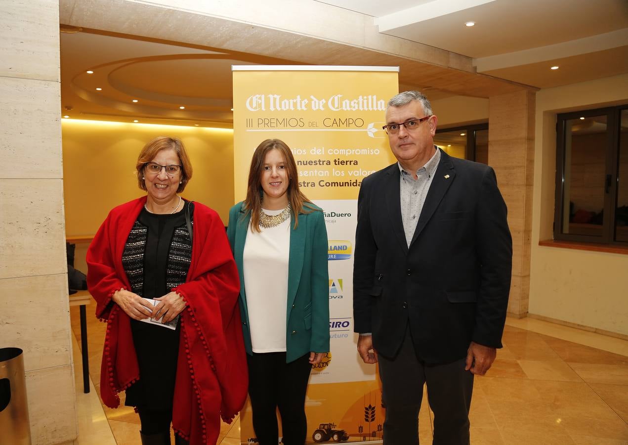 Mercedes Sánchez Báscones (vicerrectora del campus de Palencia), Raquel Lafuente y Manuel Jiménez, de UPA Castilla y León.