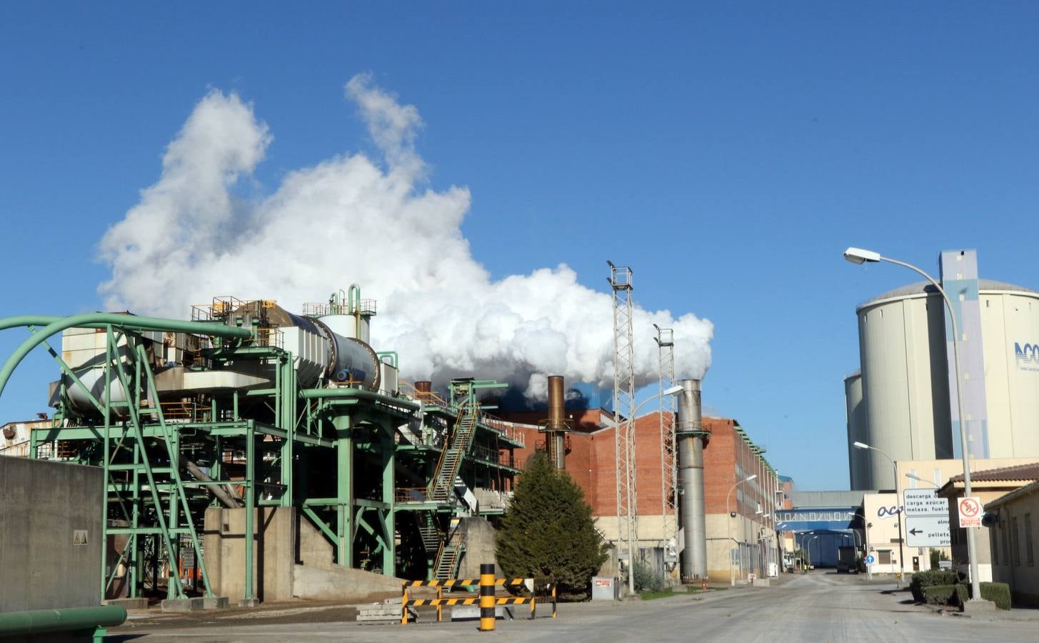 Juan Vicente Herrera visita las instalaciones de la azucarera Acor de Olmedo (Valladolid)