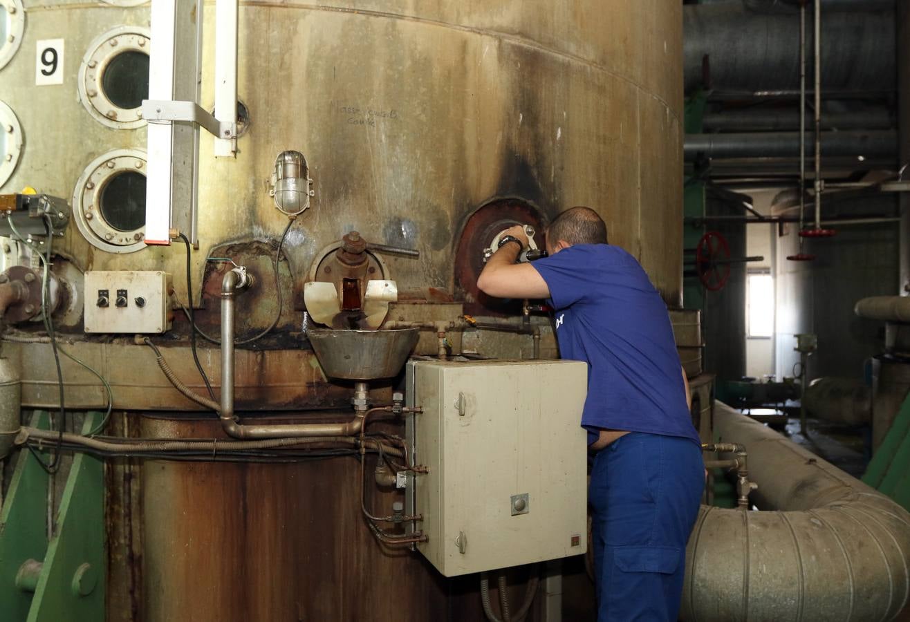 Juan Vicente Herrera visita las instalaciones de la azucarera Acor de Olmedo (Valladolid)