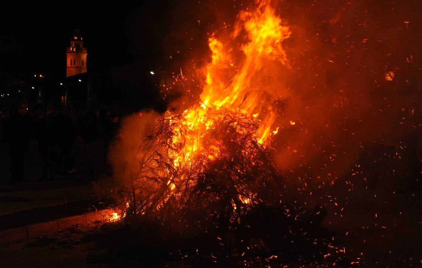 Los vecinos de Nava del Rey arropan a la Virgen de los Pegotes