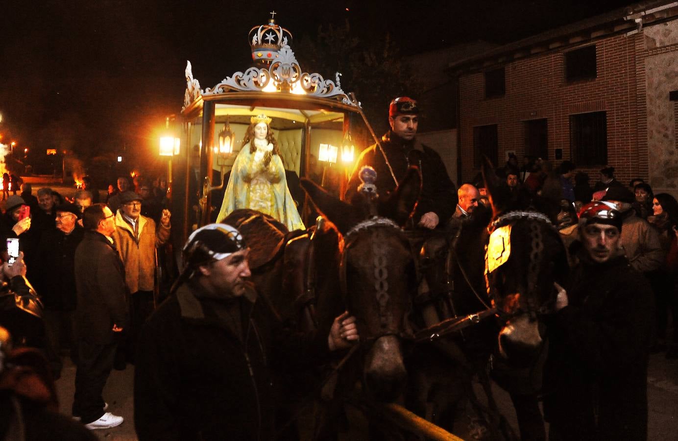 Los vecinos de Nava del Rey arropan a la Virgen de los Pegotes