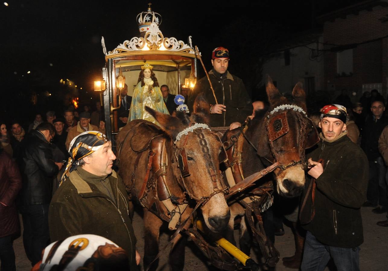 Los vecinos de Nava del Rey arropan a la Virgen de los Pegotes