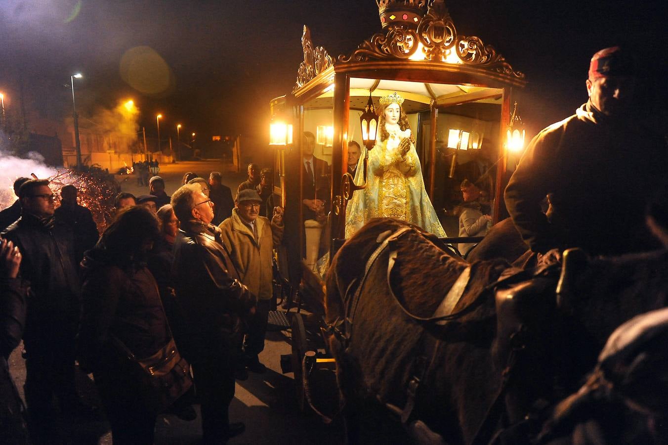 Los vecinos de Nava del Rey arropan a la Virgen de los Pegotes