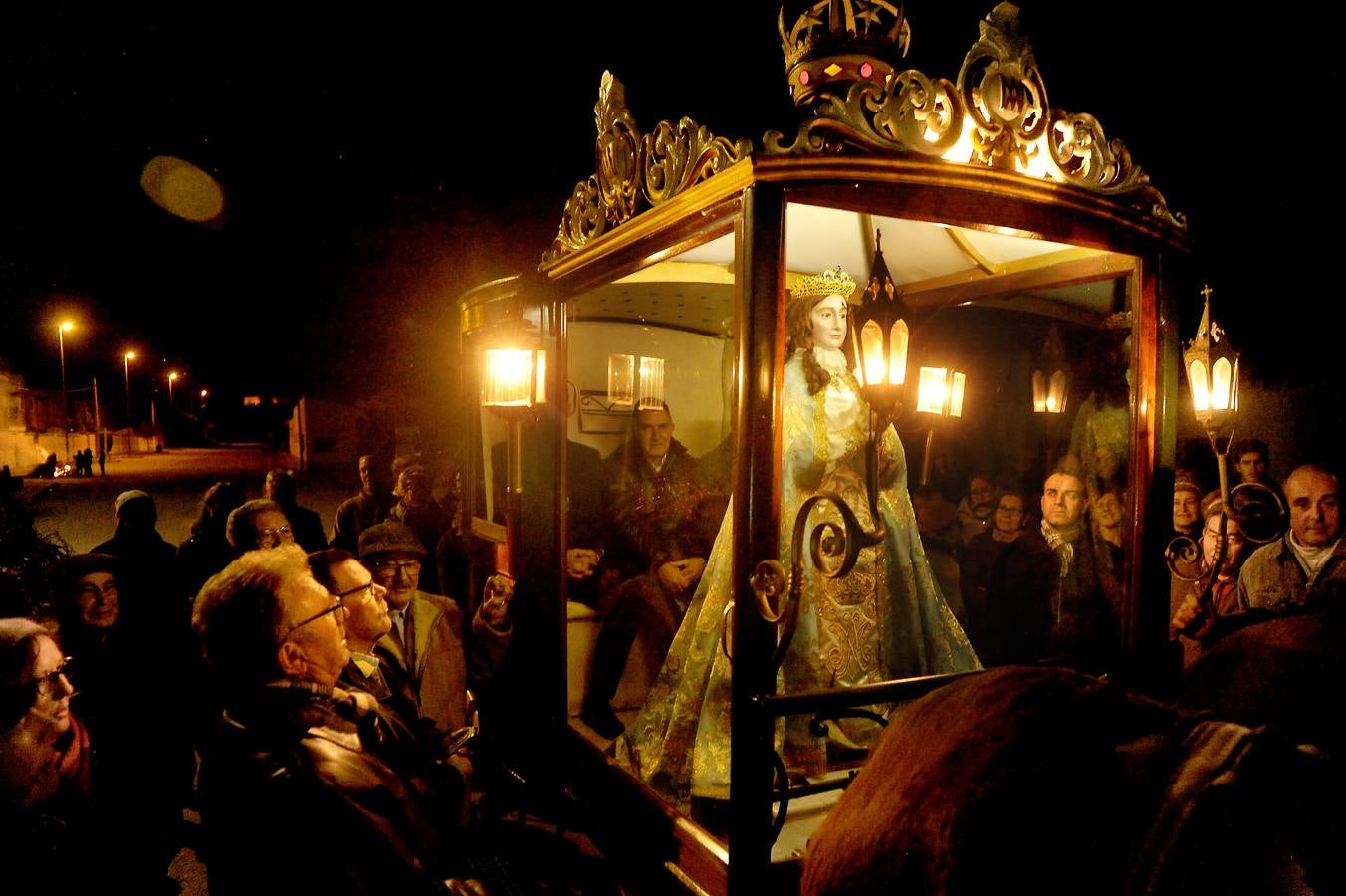 Los vecinos de Nava del Rey arropan a la Virgen de los Pegotes