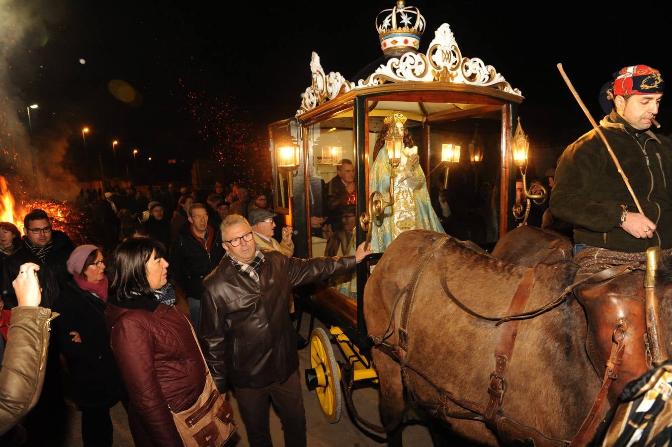 Los vecinos de Nava del Rey arropan a la Virgen de los Pegotes