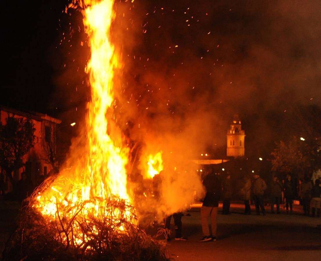 Los vecinos de Nava del Rey arropan a la Virgen de los Pegotes