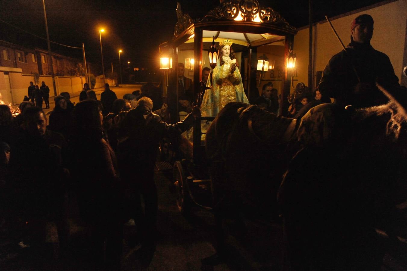 Los vecinos de Nava del Rey arropan a la Virgen de los Pegotes