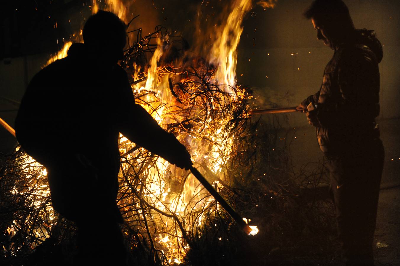 Los vecinos de Nava del Rey arropan a la Virgen de los Pegotes