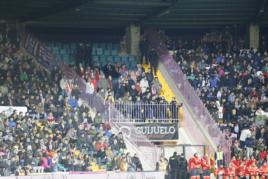 Los aficionados llenan el Helmántico durante el partido copero entre el Guijuelo y el Atlético de Madrid (1/2)