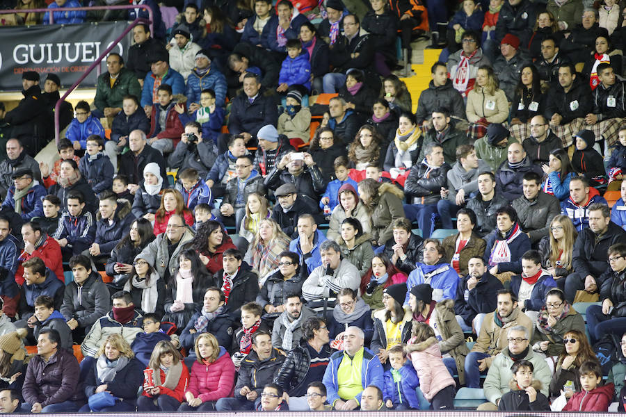 Los aficionados llenan el Helmántico durante el partido copero entre el Guijuelo y el Atlético de Madrid (1/2)