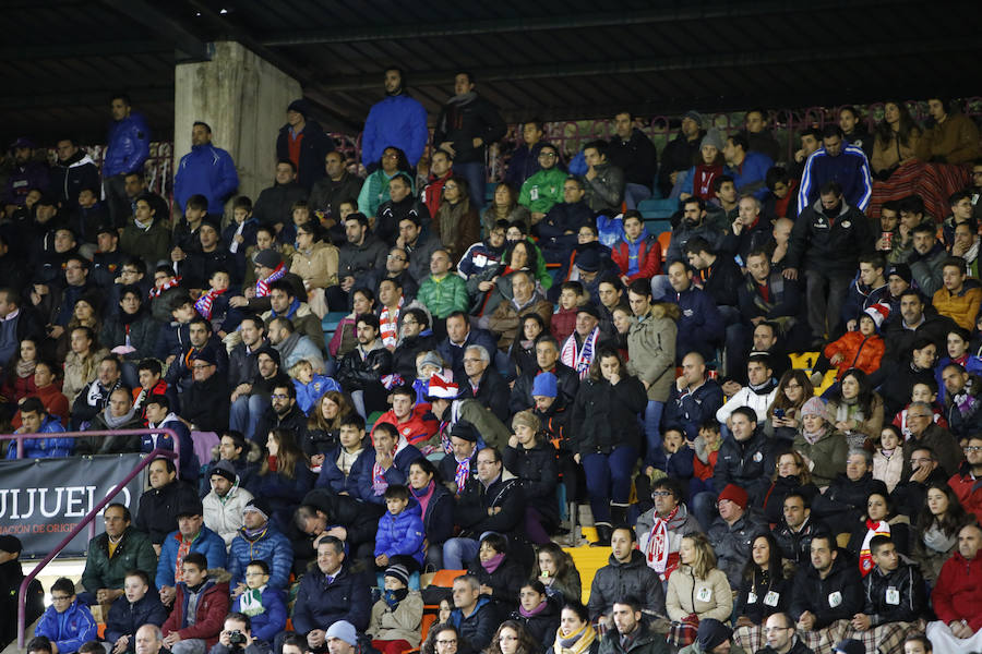 Los aficionados llenan el Helmántico durante el partido copero entre el Guijuelo y el Atlético de Madrid (1/2)