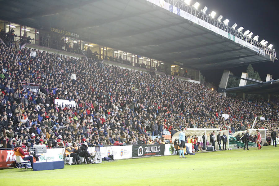 Los aficionados llenan el Helmántico durante el partido copero entre el Guijuelo y el Atlético de Madrid (1/2)