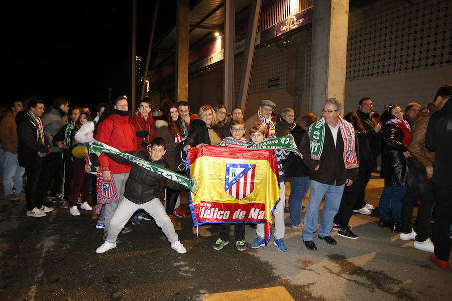 Los aficionados llenan el Helmántico durante el partido copero entre el Guijuelo y el Atlético de Madrid (1/2)