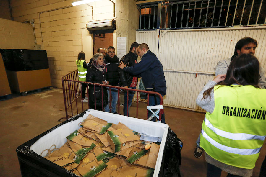 Los aficionados llenan el Helmántico durante el partido copero entre el Guijuelo y el Atlético de Madrid (1/2)