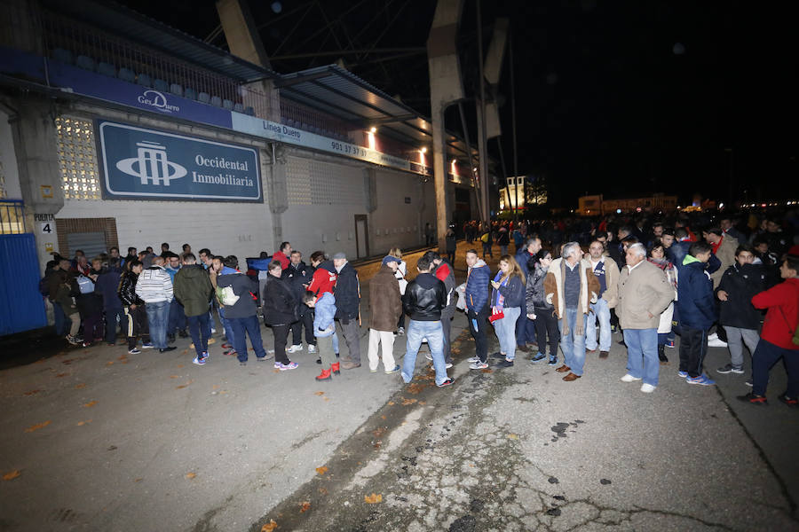 Los aficionados llenan el Helmántico durante el partido copero entre el Guijuelo y el Atlético de Madrid (1/2)