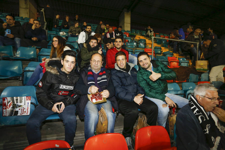 Los aficionados llenan el Helmántico durante el partido copero entre el Guijuelo y el Atlético de Madrid (1/2)