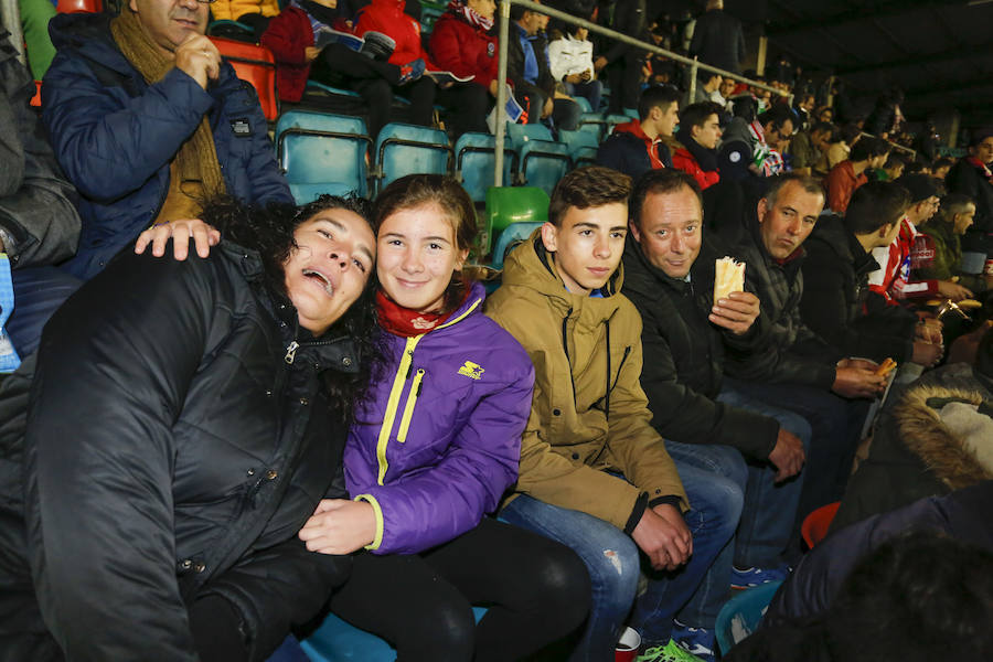 Los aficionados llenan el Helmántico durante el partido copero entre el Guijuelo y el Atlético de Madrid (1/2)