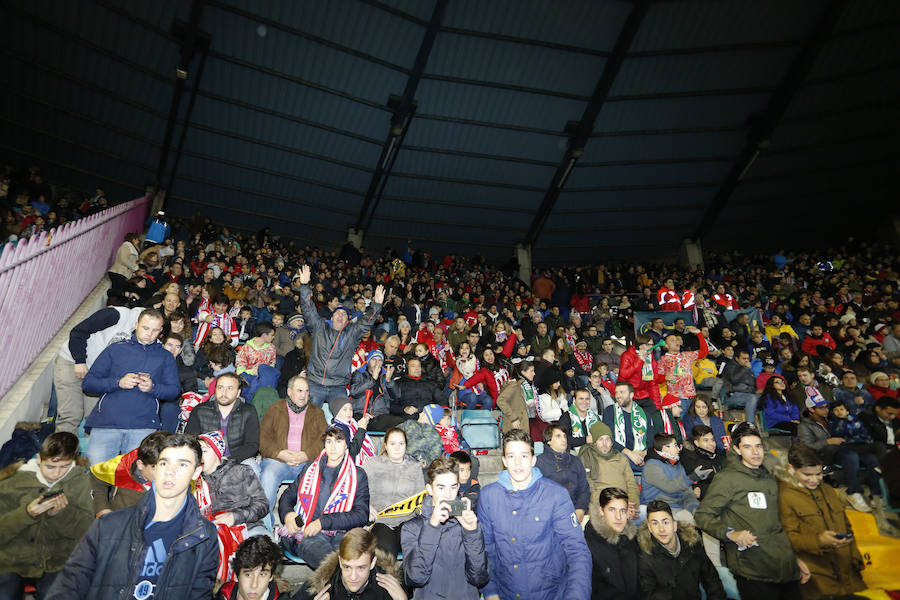 Los aficionados llenan el Helmántico durante el partido copero entre el Guijuelo y el Atlético de Madrid (2/2)