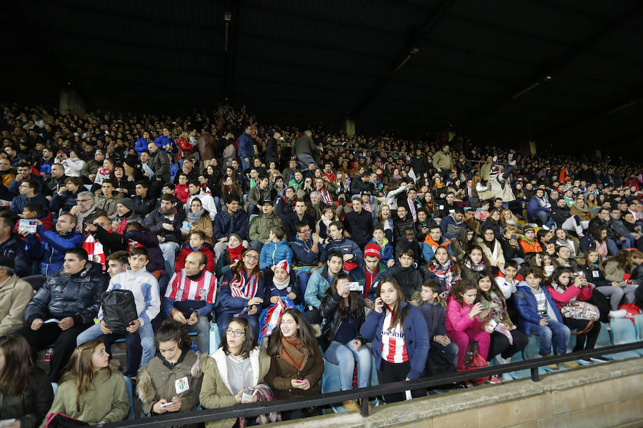 Los aficionados llenan el Helmántico durante el partido copero entre el Guijuelo y el Atlético de Madrid (2/2)