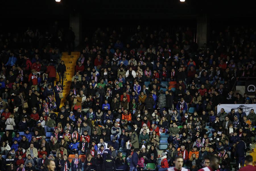 Los aficionados llenan el Helmántico durante el partido copero entre el Guijuelo y el Atlético de Madrid (2/2)
