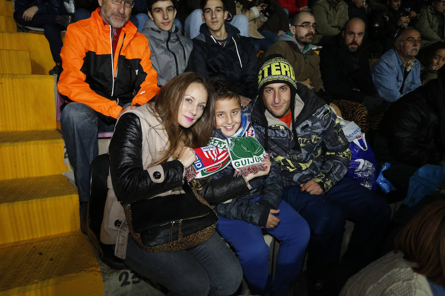 Los aficionados llenan el Helmántico durante el partido copero entre el Guijuelo y el Atlético de Madrid (2/2)
