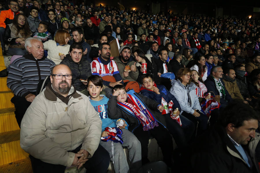 Los aficionados llenan el Helmántico durante el partido copero entre el Guijuelo y el Atlético de Madrid (2/2)