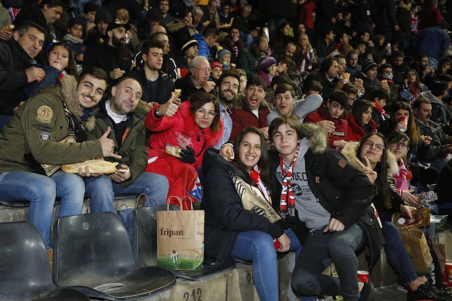 Los aficionados llenan el Helmántico durante el partido copero entre el Guijuelo y el Atlético de Madrid (2/2)