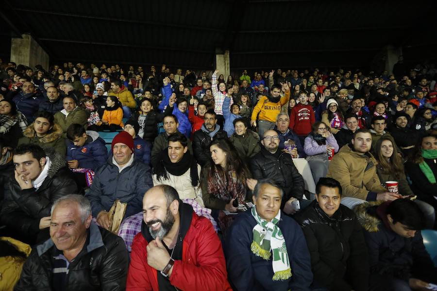 Los aficionados llenan el Helmántico durante el partido copero entre el Guijuelo y el Atlético de Madrid (2/2)