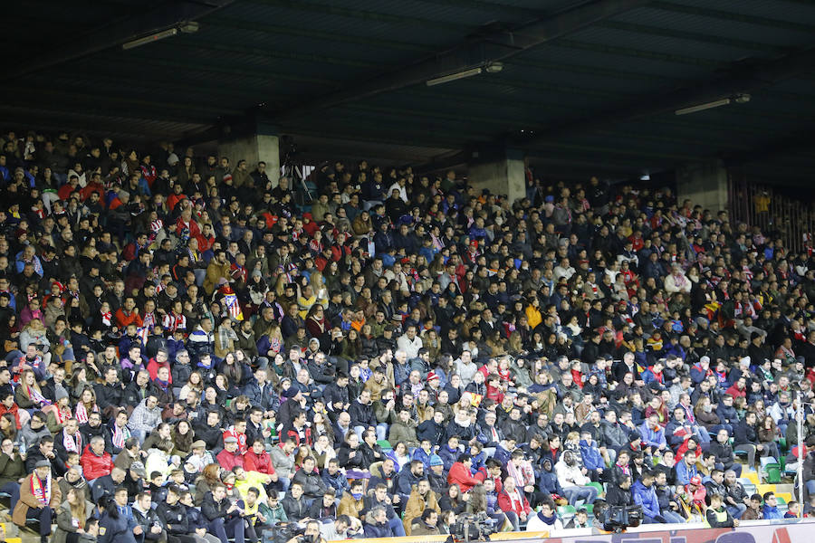 Los aficionados llenan el Helmántico durante el partido copero entre el Guijuelo y el Atlético de Madrid (2/2)