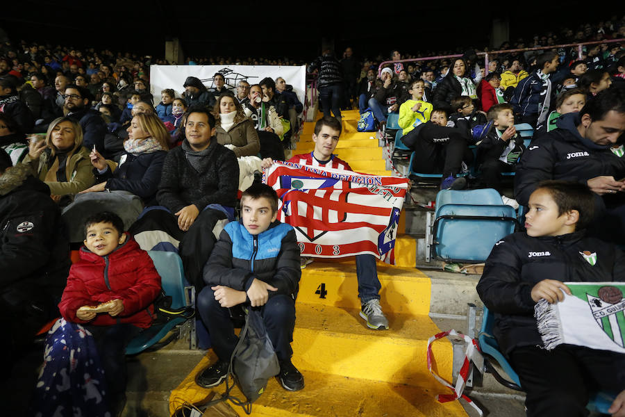 Los aficionados llenan el Helmántico durante el partido copero entre el Guijuelo y el Atlético de Madrid (2/2)