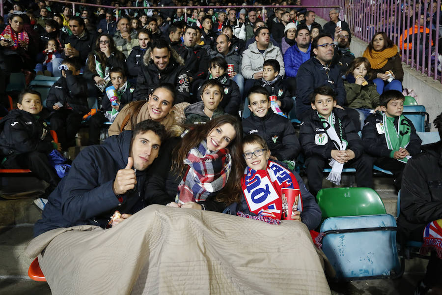 Los aficionados llenan el Helmántico durante el partido copero entre el Guijuelo y el Atlético de Madrid (2/2)
