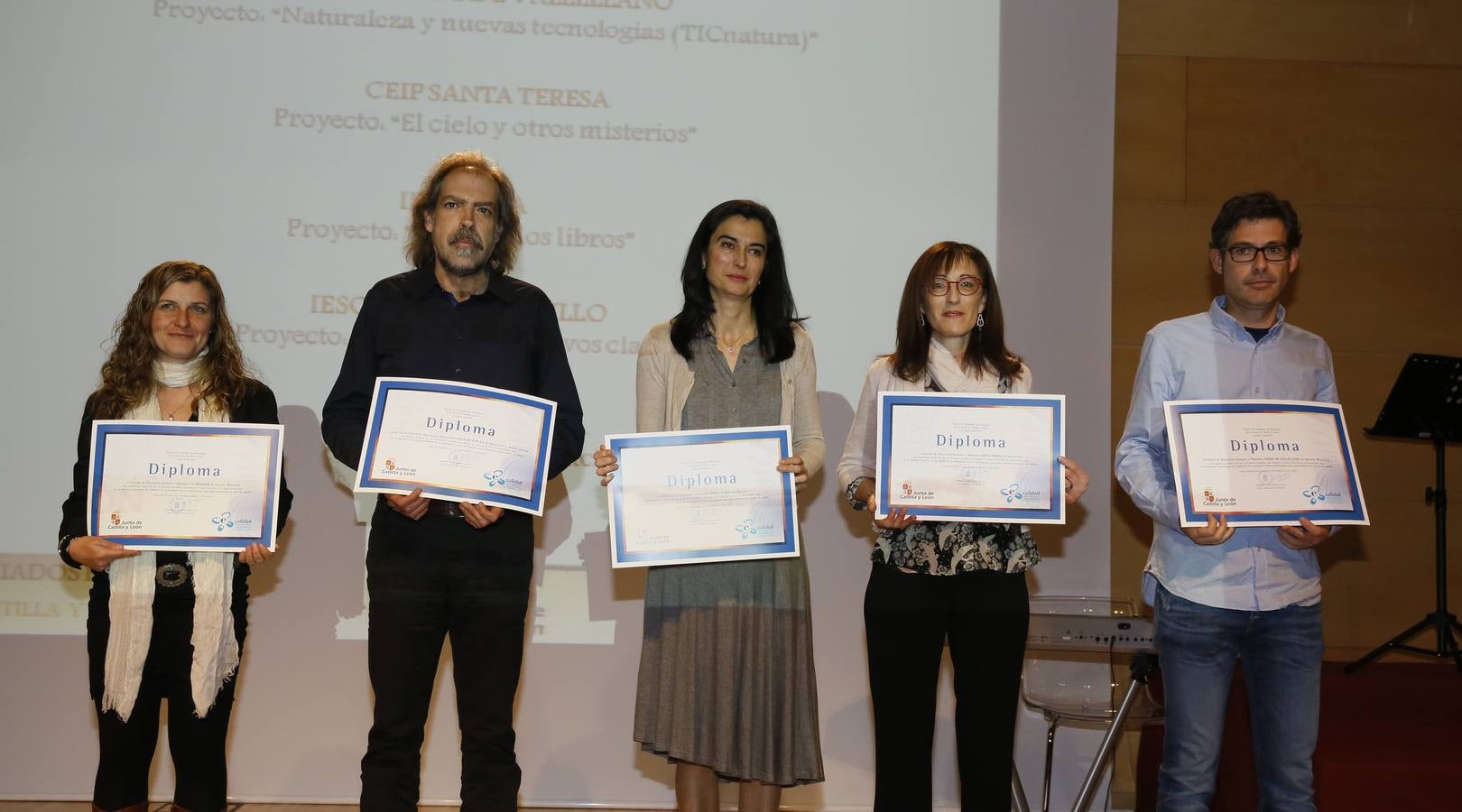 Premios Mejores Experiencias de Calidad. Representantes de los centros CEIP La Pradera (Valsaín, Segovia), IES Villa de Sotillo (Sotillo de la Adrada, Ávila), IES Adaja (Arévalo, Ávila), CEIP Santa Teresa (Salamanca), CEIP Conde de Vallelano (Ampudia, Palencia).