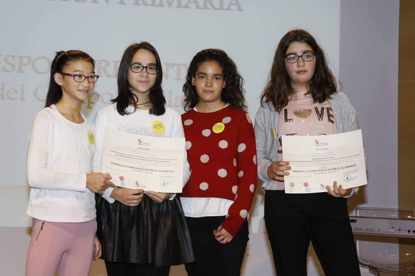 Premios a la Convivencia. Alumnas mediadoras del CEIP Obispo Barrientos, de Medina del Campo y Ángela García Carrascal (Colegio San Miguel, Roa, Burgos).