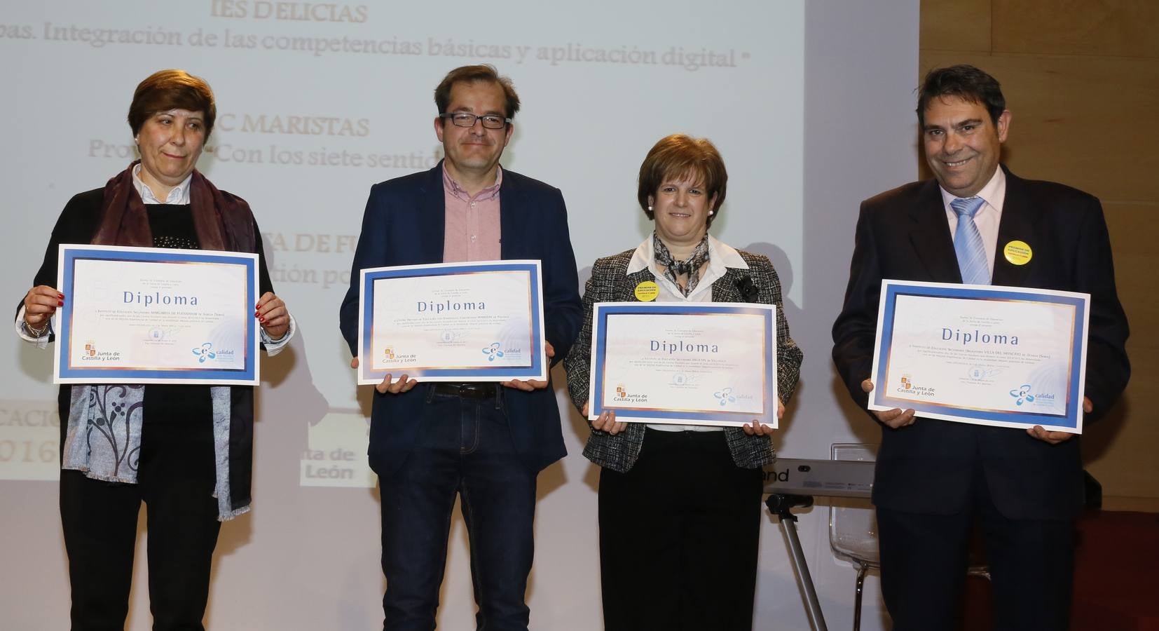 Premios Mejores Experiencias de Calidad. Representantes de los centros IES Margarita de Fuenmayor (Ágreda, Soria), Maristas (Palencia), IES Delicias (Valladolid), IES Villa del Moncayo (Ólvega, Soria).