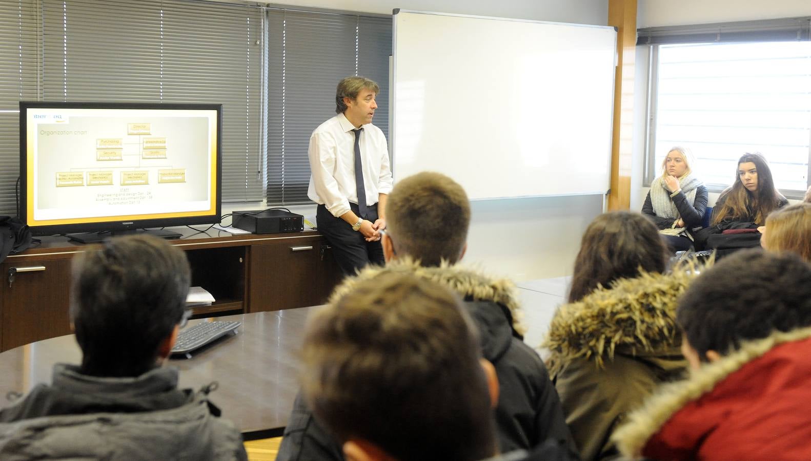 Alumnos del colegio Nuestra Señora de Lourdes visitan las instalaciones de Ibermaq dentro del programa STARTinnova