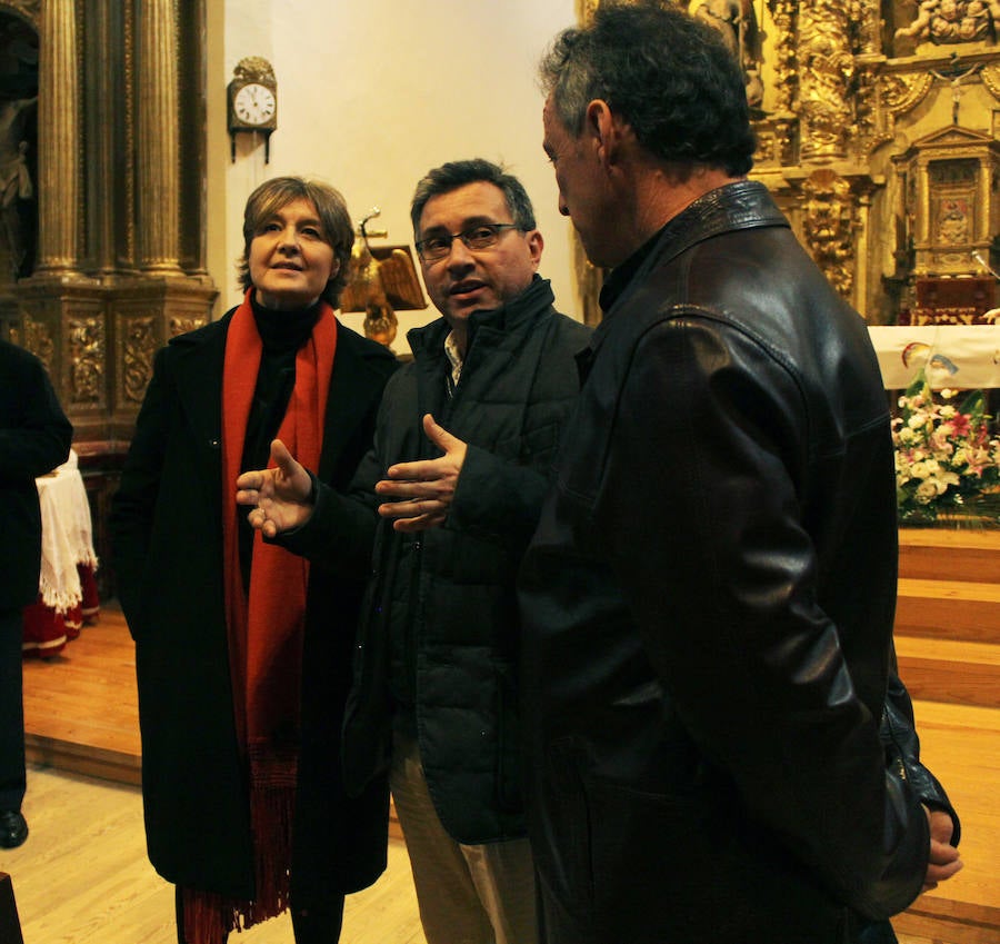 La ministra de agricultura, Isabel García Tejerina, visita la iglesia de Santa María en Fuentes de Nava fotos
