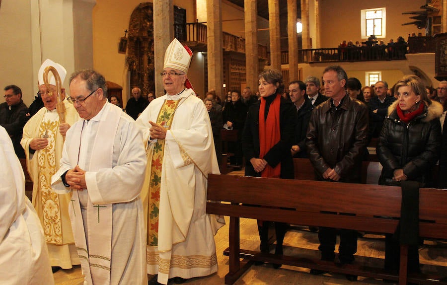 La ministra de agricultura, Isabel García Tejerina, visita la iglesia de Santa María en Fuentes de Nava fotos
