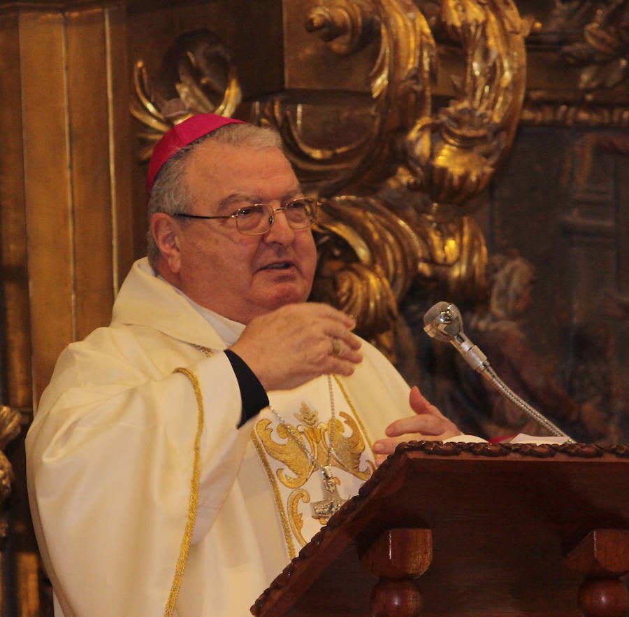 La ministra de agricultura, Isabel García Tejerina, visita la iglesia de Santa María en Fuentes de Nava fotos