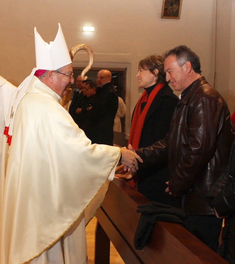 La ministra de agricultura, Isabel García Tejerina, visita la iglesia de Santa María en Fuentes de Nava fotos