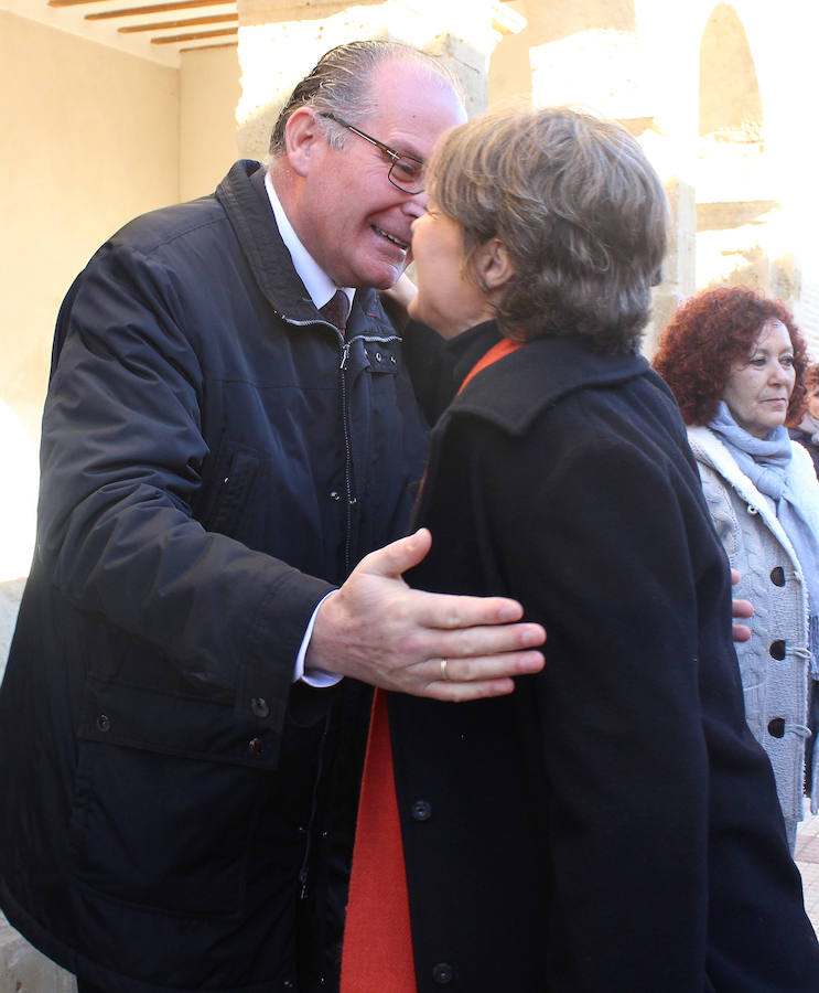 La ministra de agricultura, Isabel García Tejerina, visita la iglesia de Santa María en Fuentes de Nava fotos