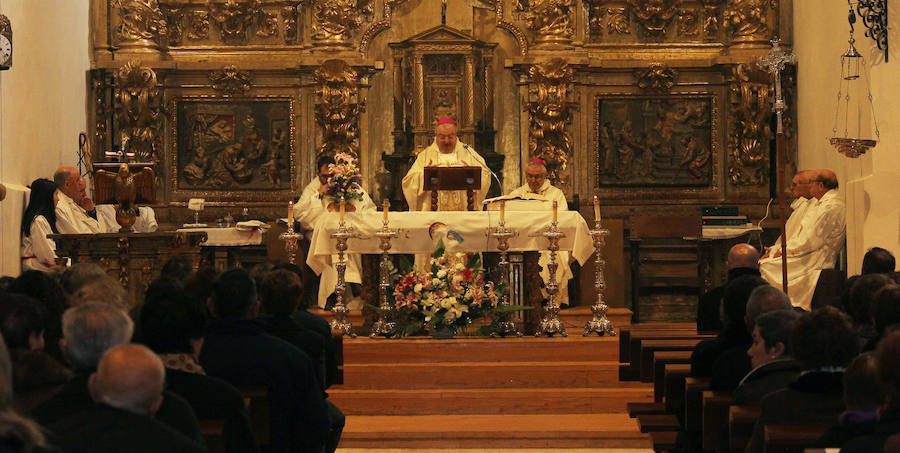 La ministra de agricultura, Isabel García Tejerina, visita la iglesia de Santa María en Fuentes de Nava fotos