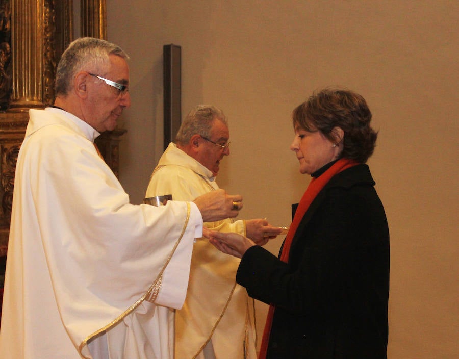 La ministra de agricultura, Isabel García Tejerina, visita la iglesia de Santa María en Fuentes de Nava fotos