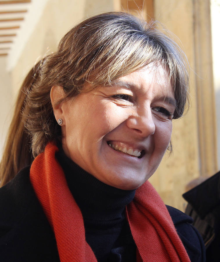 La ministra de agricultura, Isabel García Tejerina, visita la iglesia de Santa María en Fuentes de Nava fotos