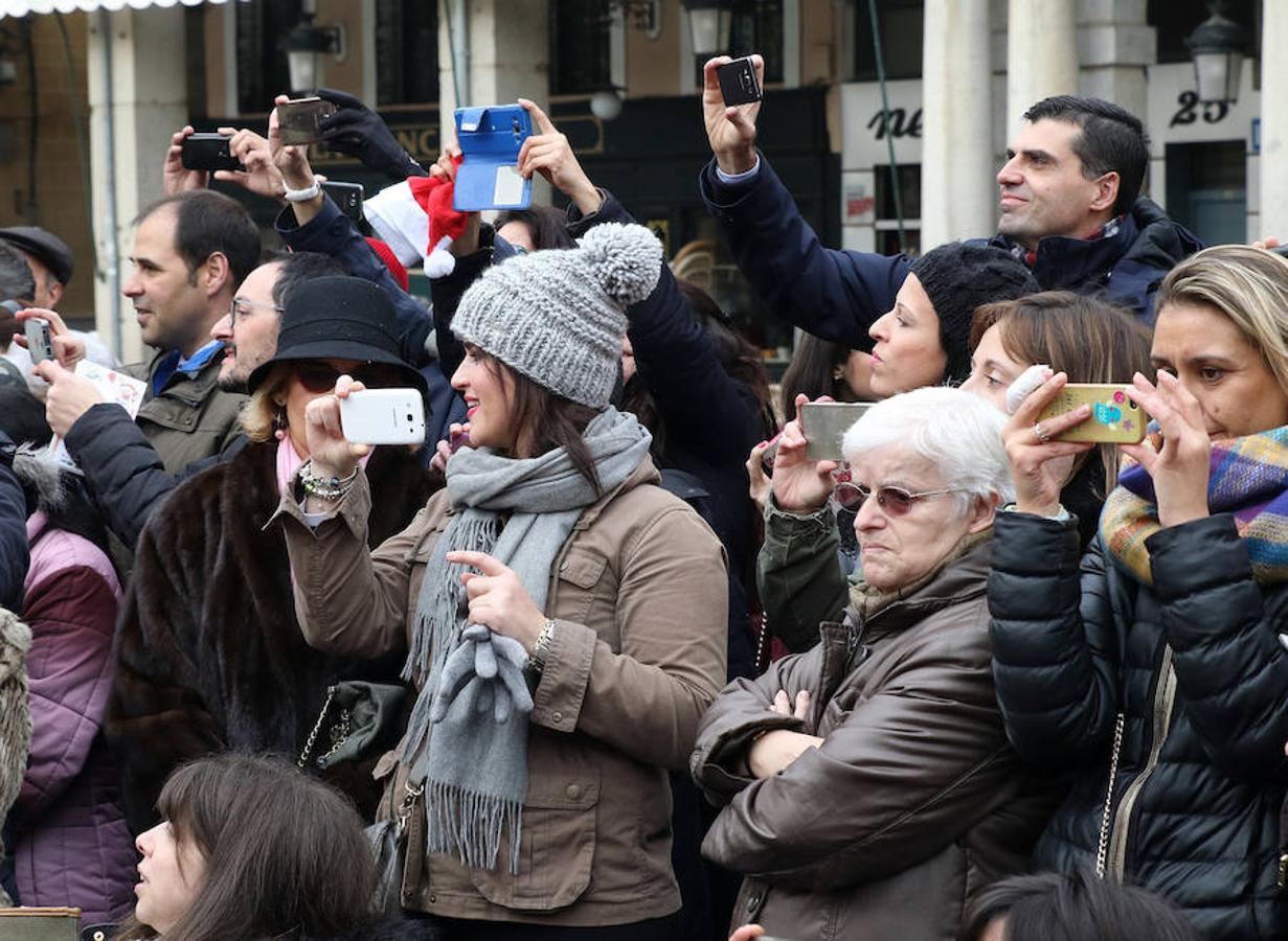 Los alumnos del CEIP Domingo de Soto felicitan la Navidad en la Plaza Mayor