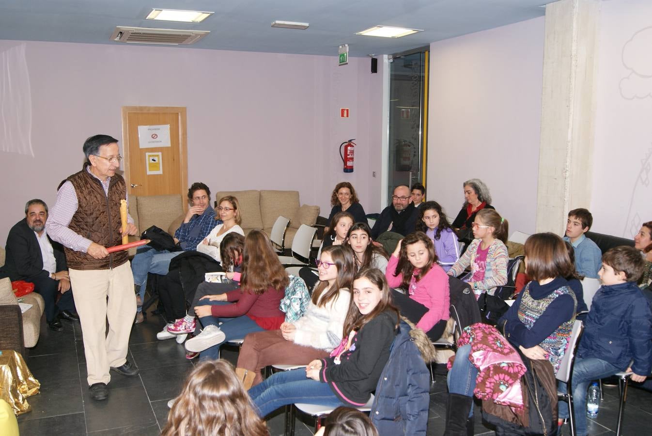 El escritor Ramón García juega al Quijote con los niños de Arroyo