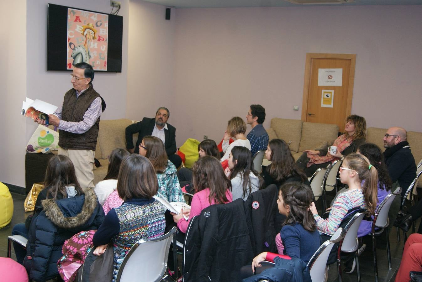 El escritor Ramón García juega al Quijote con los niños de Arroyo