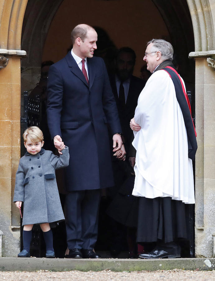 Los jóvenes príncipes Jorge y Carlota de Cambridge protagonizan la misa de Navidad
