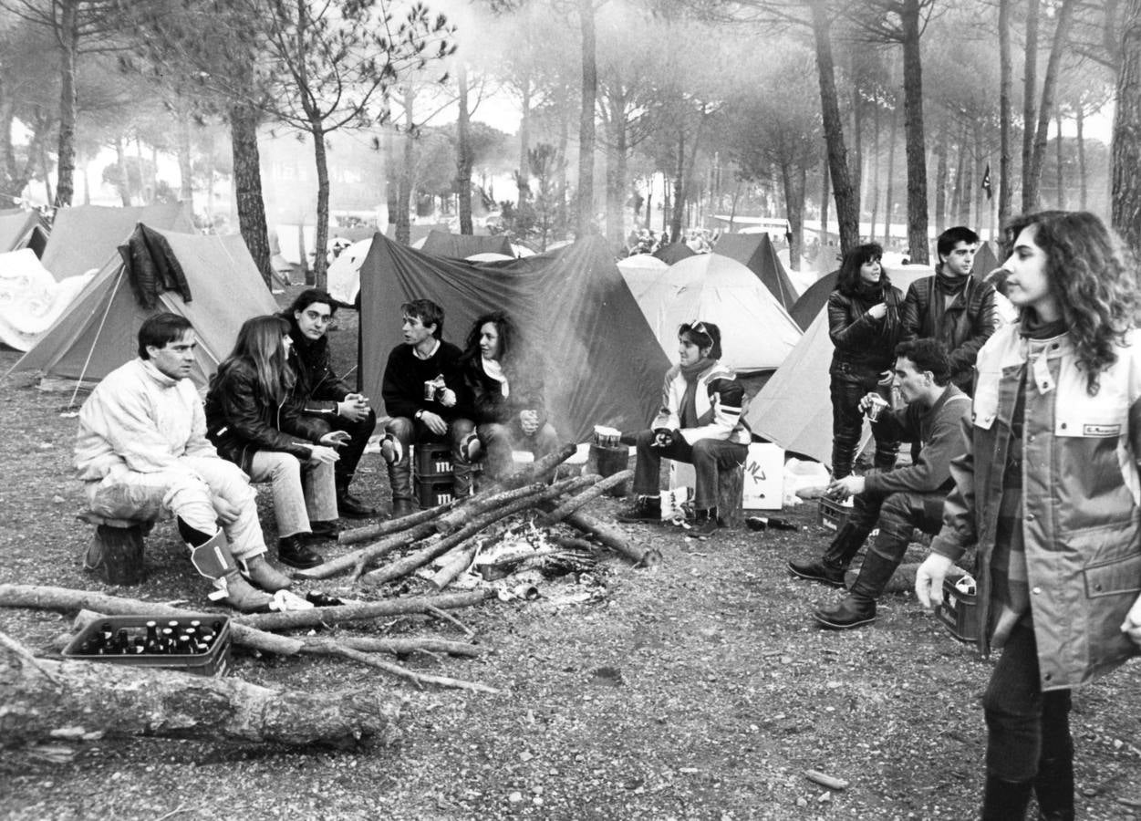 1992. Los moteros se calientan alrededor de la hoguera en el pinarón de Tordesillas.