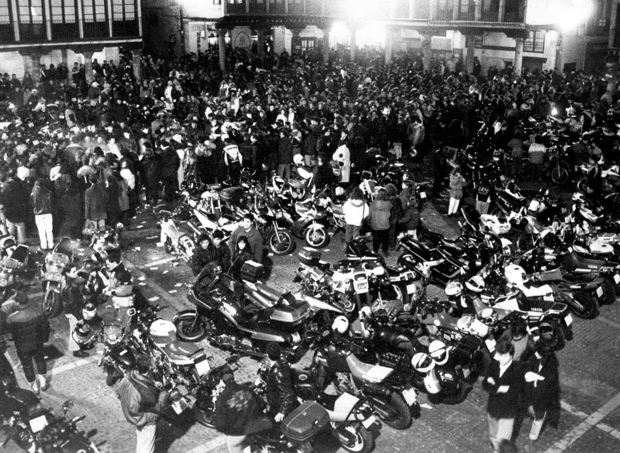 1993. Los moteros concentrados en la Plaza Mayor de Tordesillas.