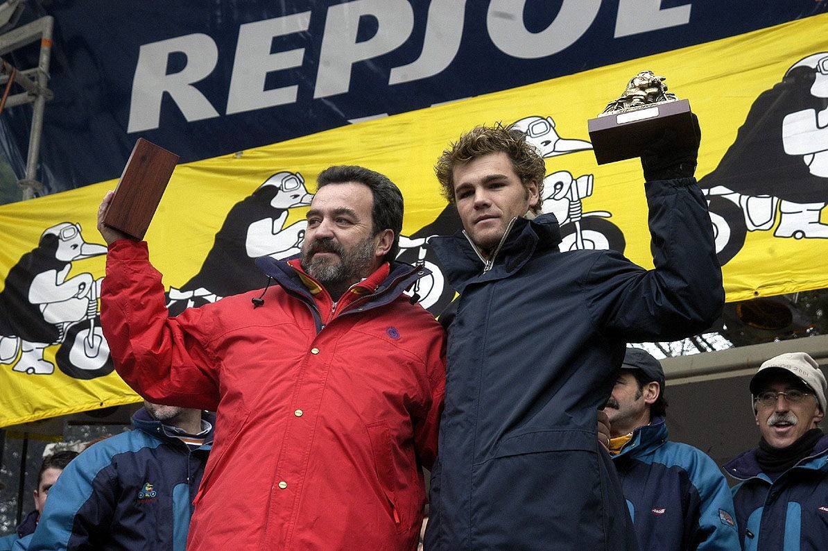 2003. El subcampeón del mundo en 250 centímetros cúbicos Fonsi Nieto recogió en Valladolid el galardón 'Pingüino de Oro 2003'.